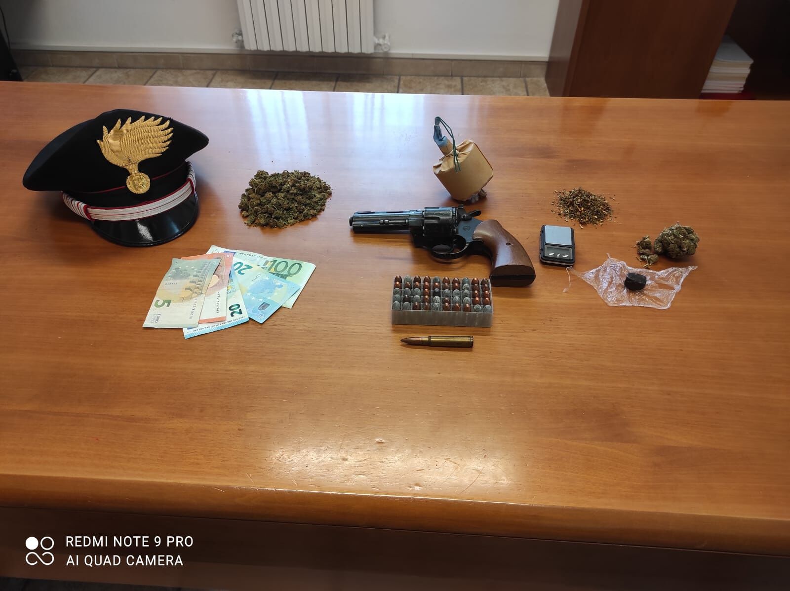 Carbonia: in casa proiettili, droga ed esplosivi. Artigiano in manette