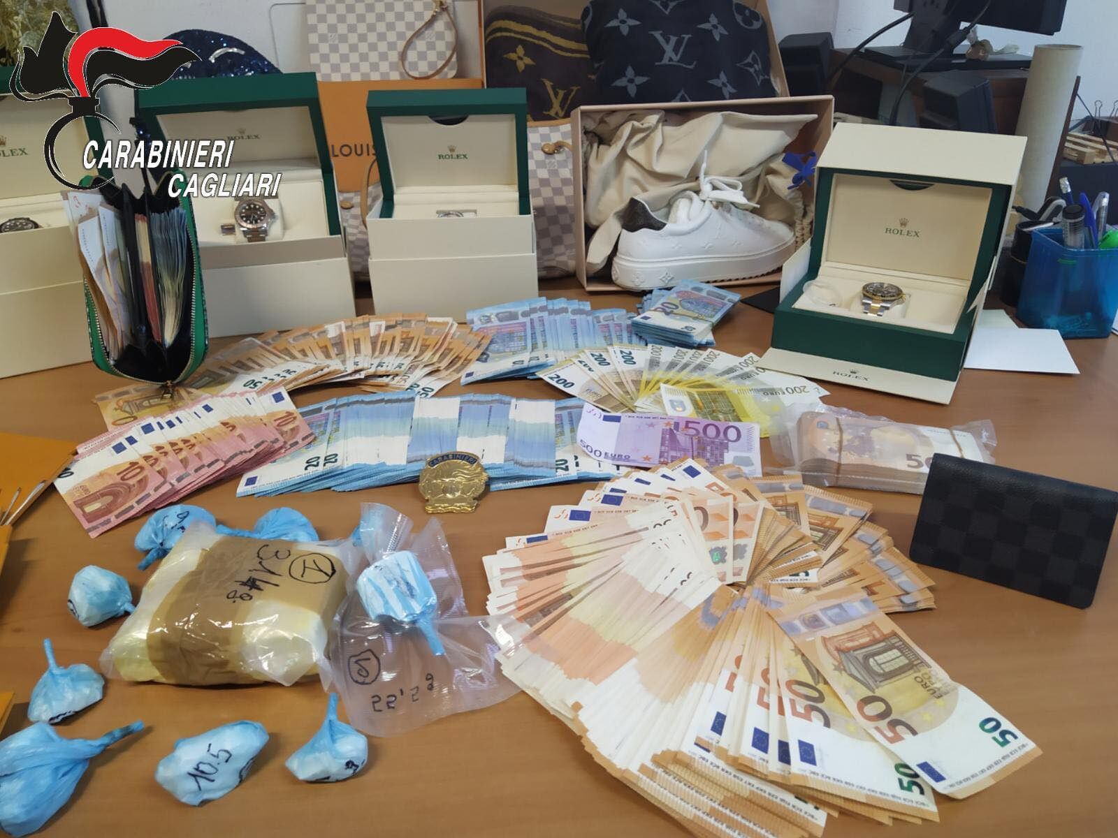 Borse e orologi extralusso e una montagna di soldi: ecco i “tesori” dei 3 spacciatori di coca a Cagliari