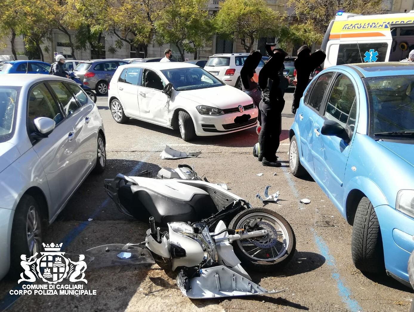 Cagliari, scontro auto scooter sul Largo Carlo Felice: 18enne all’ospedale
