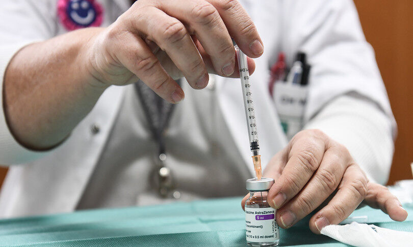 Vaccino AstraZeneca, giovedì la decisione dell’Ema