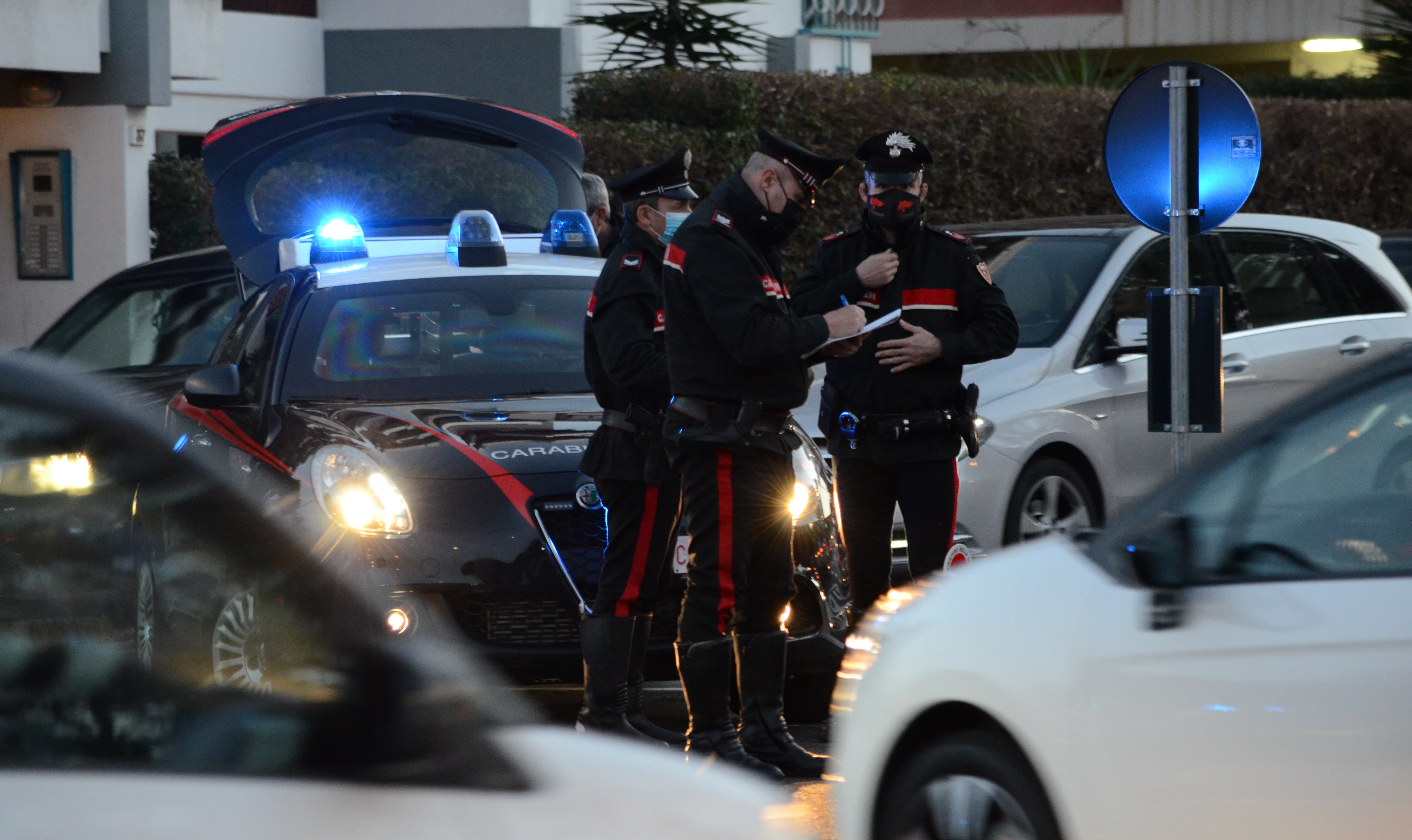 Ruba un monopattino e scappa a piedi: 44enne denunciato dai carabinieri a Cagliari