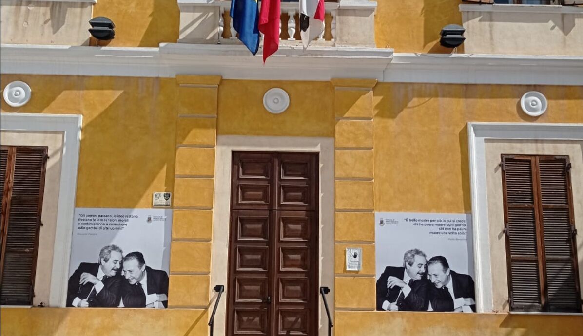 Monserrato, le figure di Falcone e Borsellino all’ingresso del Comune: “Vogliamo dare un segnale”