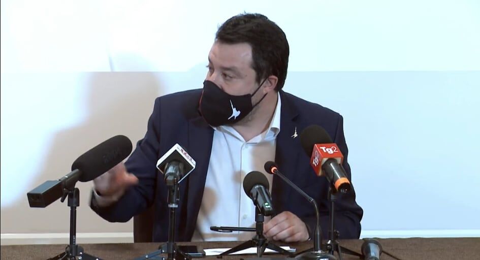Salvini a Cagliari: “In Sardegna sì al passaporto sanitario e basta clandestini: vogliamo turisti che pagano”
