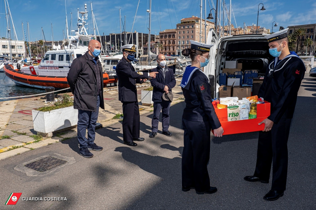 Cagliari, la Guardia costiera dona generi alimentari alle famiglie in difficoltà a causa del covid