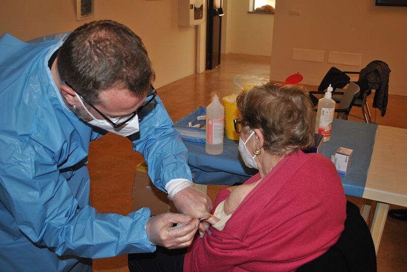 A Stintino al via vaccinazione anti-Covid: la prima la signora Marisa di 90 anni