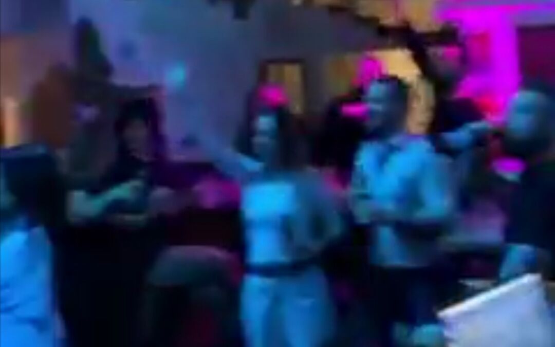 Festa nel locale del consigliere comunale in Sardegna, canti e balli senza mascherina: “Chiedo scusa a tutti”