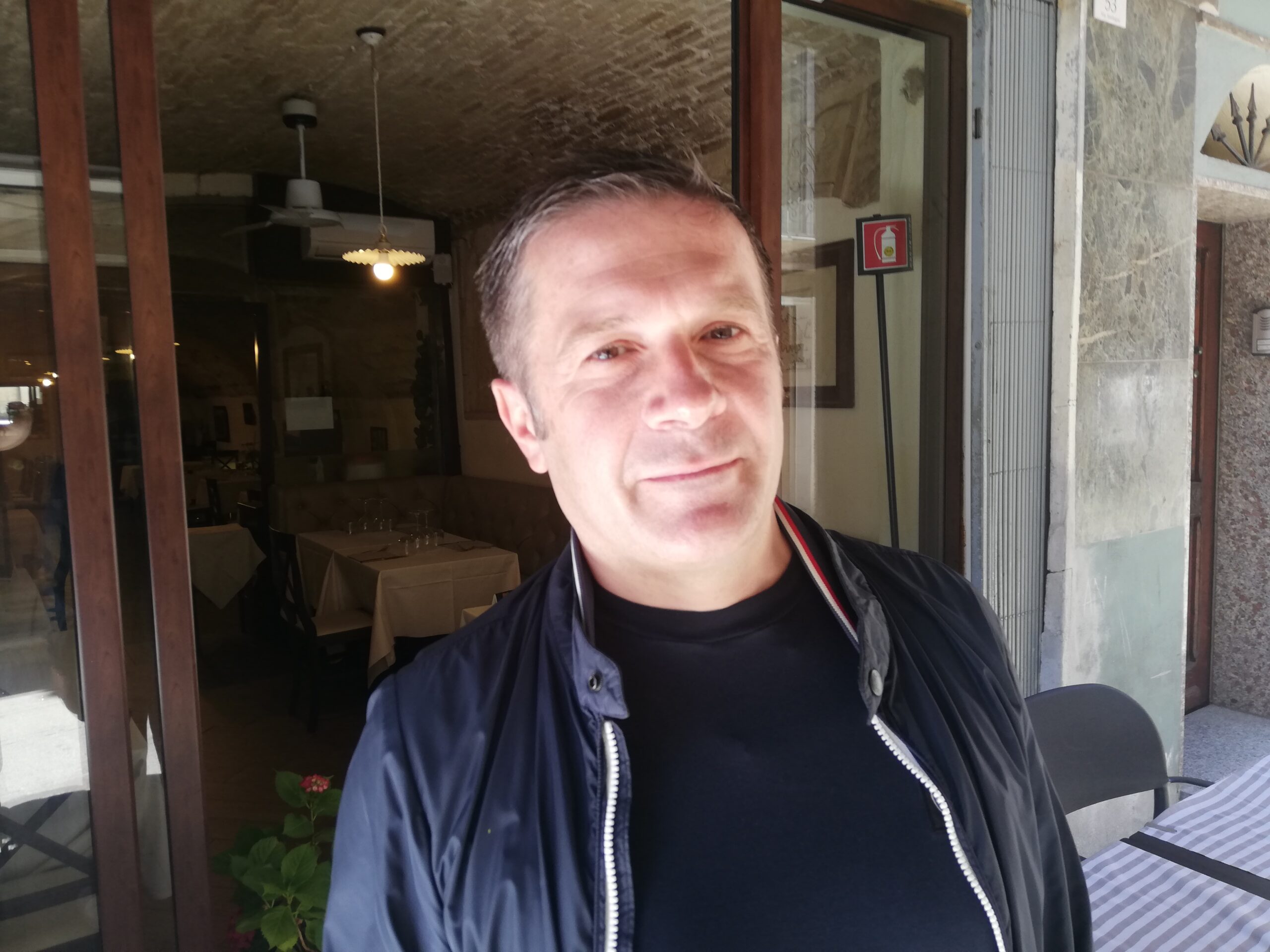 “Tutta la Sardegna arancione anzichè zone rosse mirate, assurdo: non aprirò i miei ristoranti”
