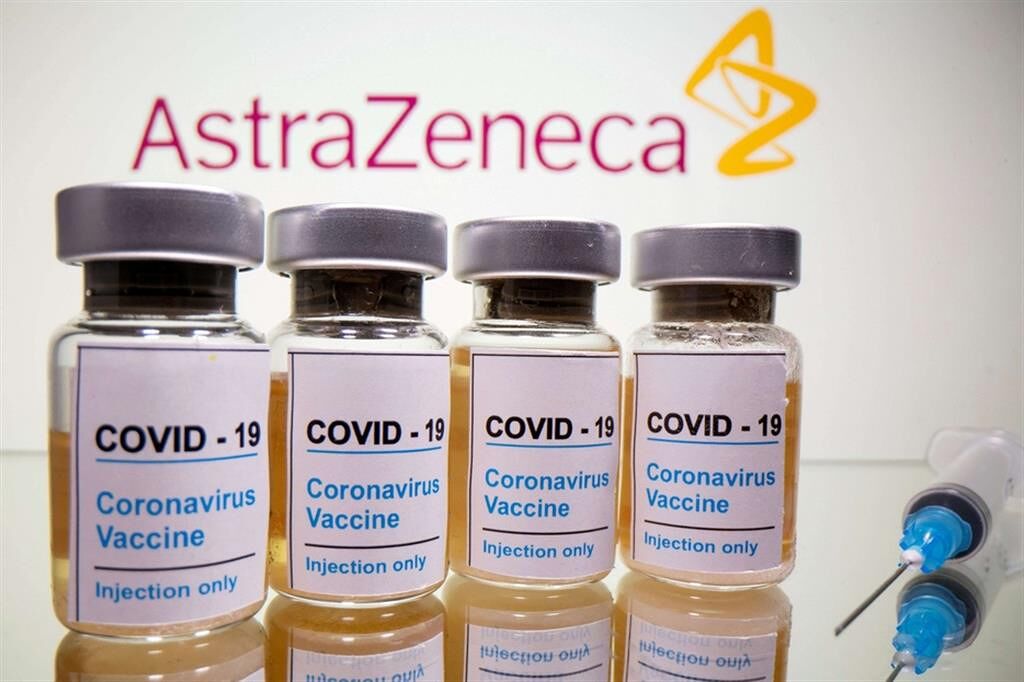 L’infettivologo sardo: “Tante disdette per i vaccini, assurdo. Astrazeneca è sicuro”