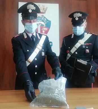 Spacciavano comodamente da casa: coppia in manette a Sassari