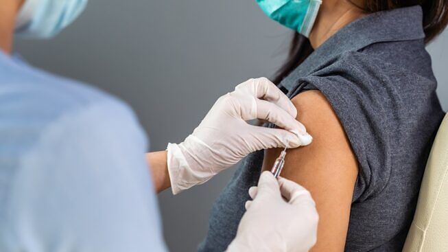 “Corsa pazza ai vaccini in Sardegna, anziani scavalcati dagli under 30 dei gruppi forti”