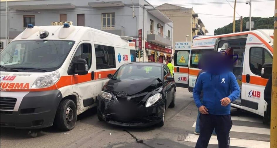 Quartu, schianto tra un’auto e un’ambulanza in via Cagliari: feriti paziente e soccorritore