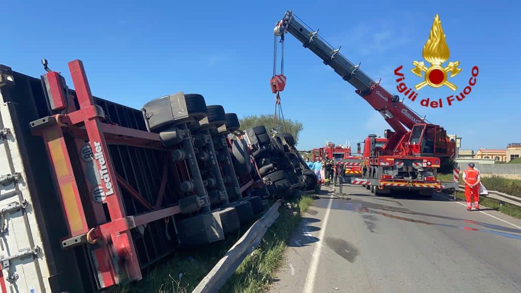 Tir si ribalta sulla statale 130: conducente incastrato tra le lamiere