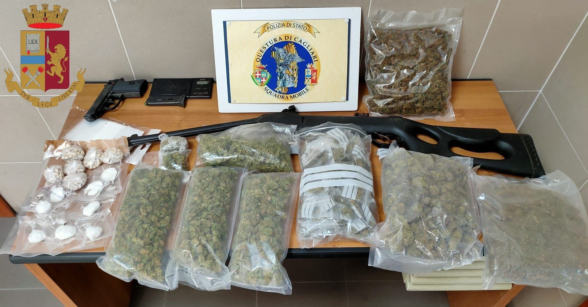 Arrestato insospettabile cagliaritano di 28 anni: in casa cocaina, eroina e marjiuana