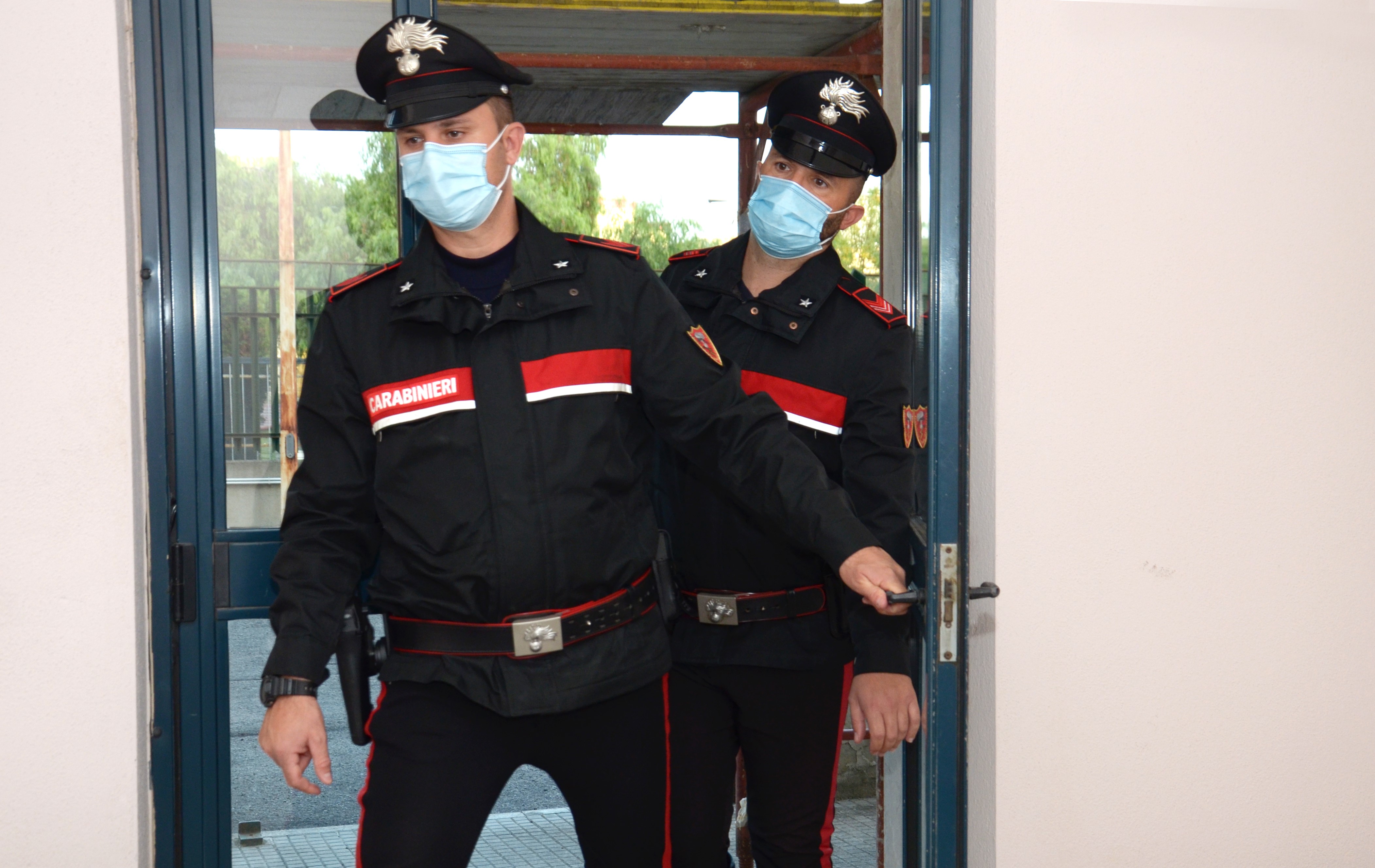 Cagliari, nonostante i divieti 17 persone riunite in un circolo privato: scatta la multa