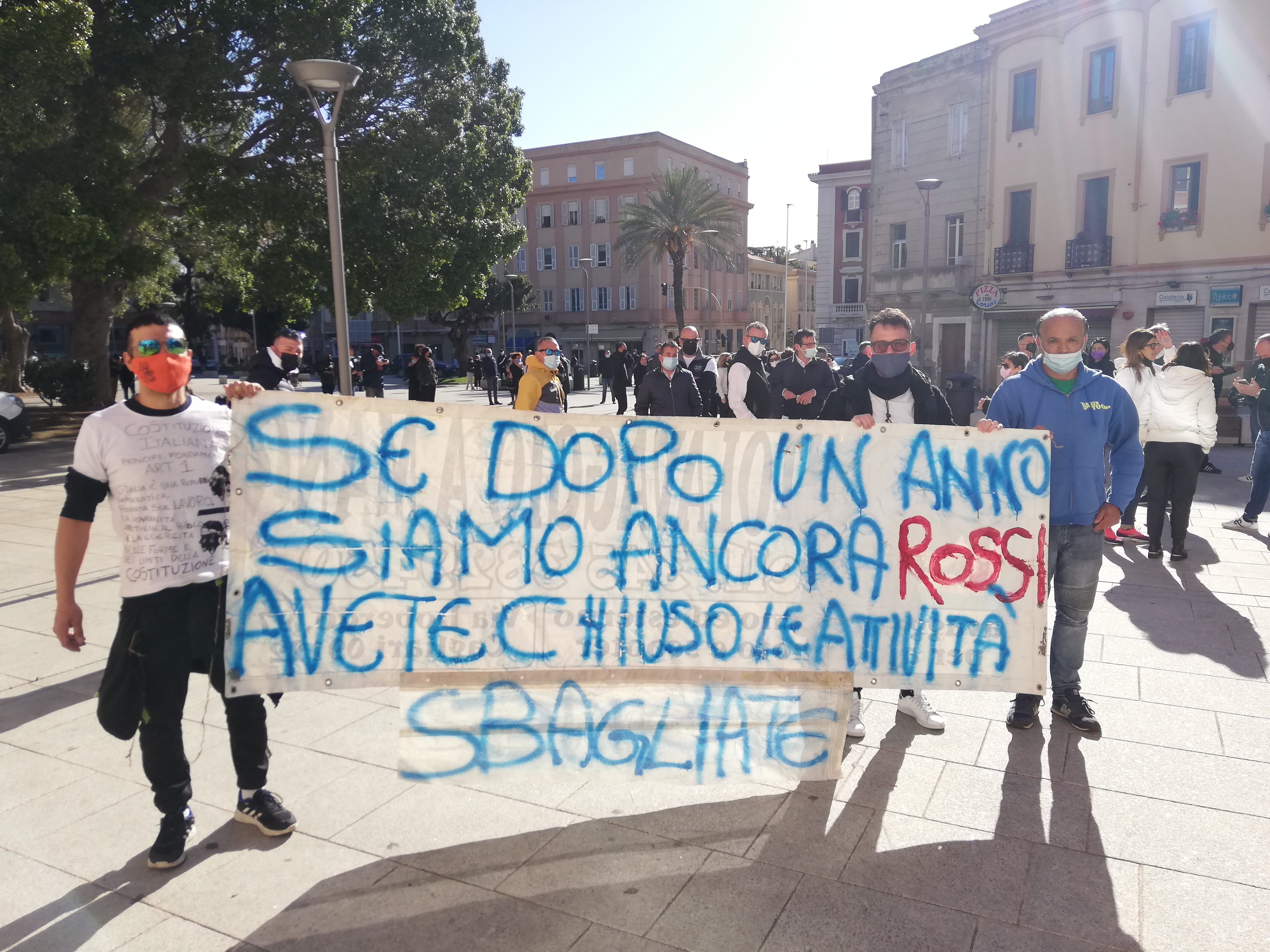 Cagliari, ristoratori e partite Iva invadono piazza Garibaldi: “Stremati e affamati dal Covid, vogliamo riaprire”