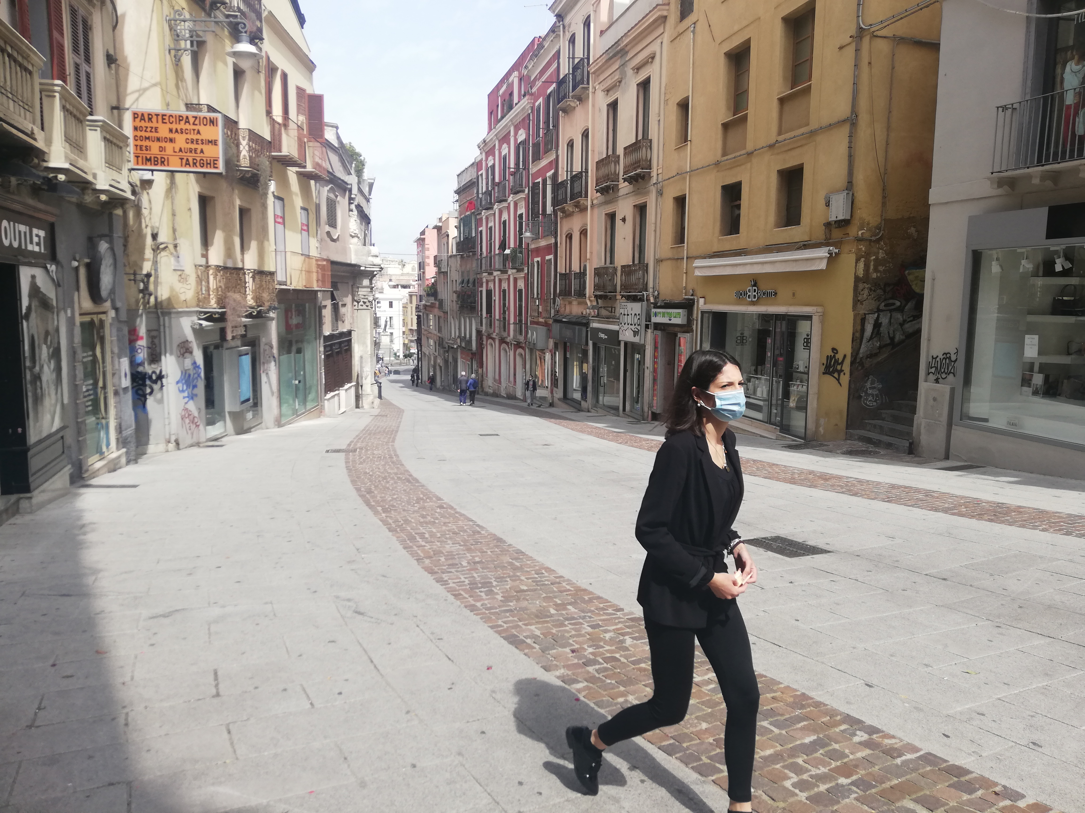 Cagliari spettrale, città deserta con la zona rossa: solo pensionati e ciclisti dopo la folla del weekend