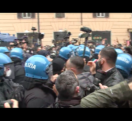 Roma, scontri e bombe carta al sit-in ‘IoApro’