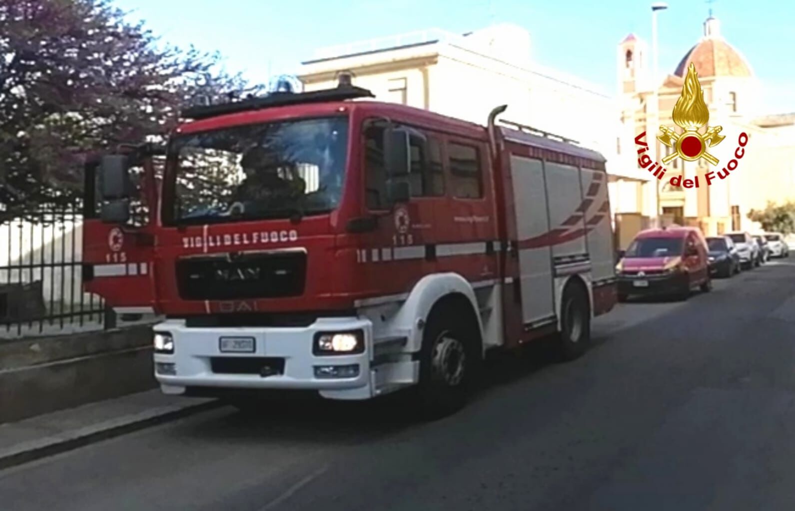 Paura a Quartu, fiamme nella vecchia scuola elementare di via Fadda