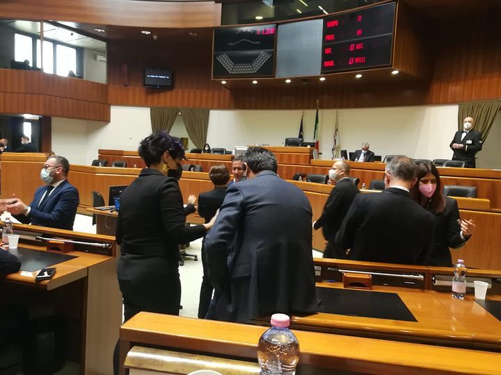 Banchetto clandestino a Sardara, caos in consiglio regionale: l’opposizione blocca i lavori