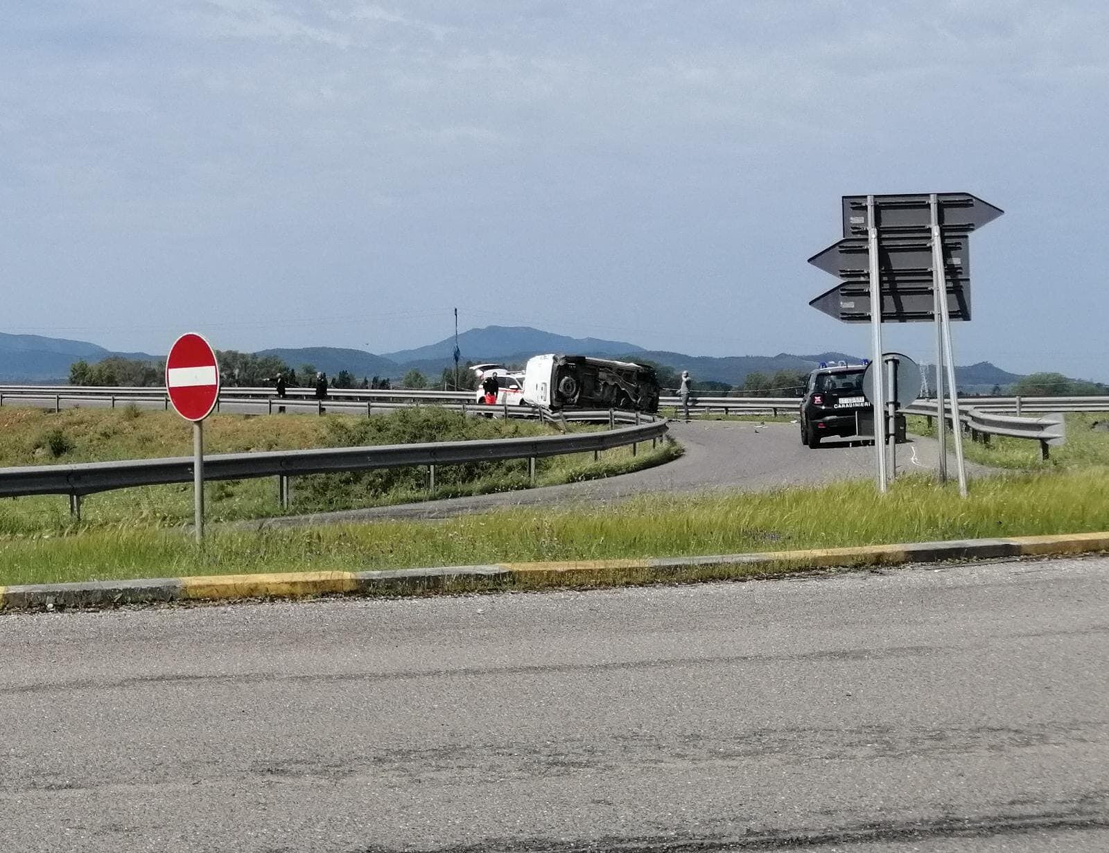 Assemini, brutto incidente sul Ponti Nou: furgone si ribalta e si schianta contro il guard rail