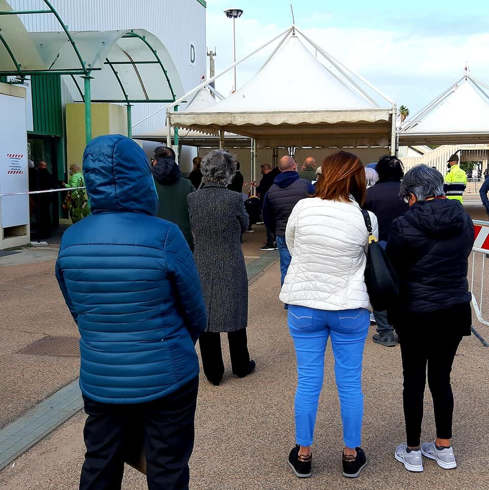 “Anziani in fila al freddo per il vaccino alla Fiera, mio padre malato costretto ad andarsene”