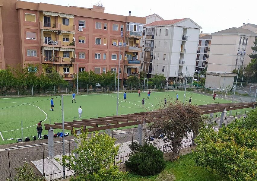 Cagliari, scavalcano i cancelli per giocare nel campo di Is Bingias: partita interrotta dai carabinieri