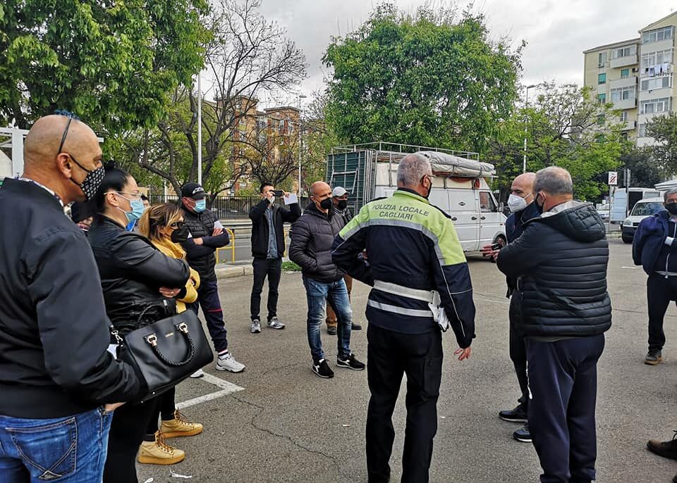 Cagliari, detersivi e scarpe vietati in zona rossa: protestano gli ambulanti di via Quirra