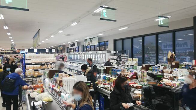 “Subito il vaccino ai dipendenti dei supermercati in Sardegna”