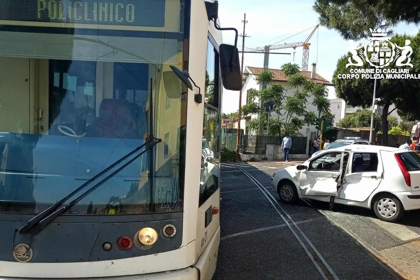 Scontro tra metropolitana e auto a Cagliari, due feriti gravi: traffico in tilt per un’ora a Pirri