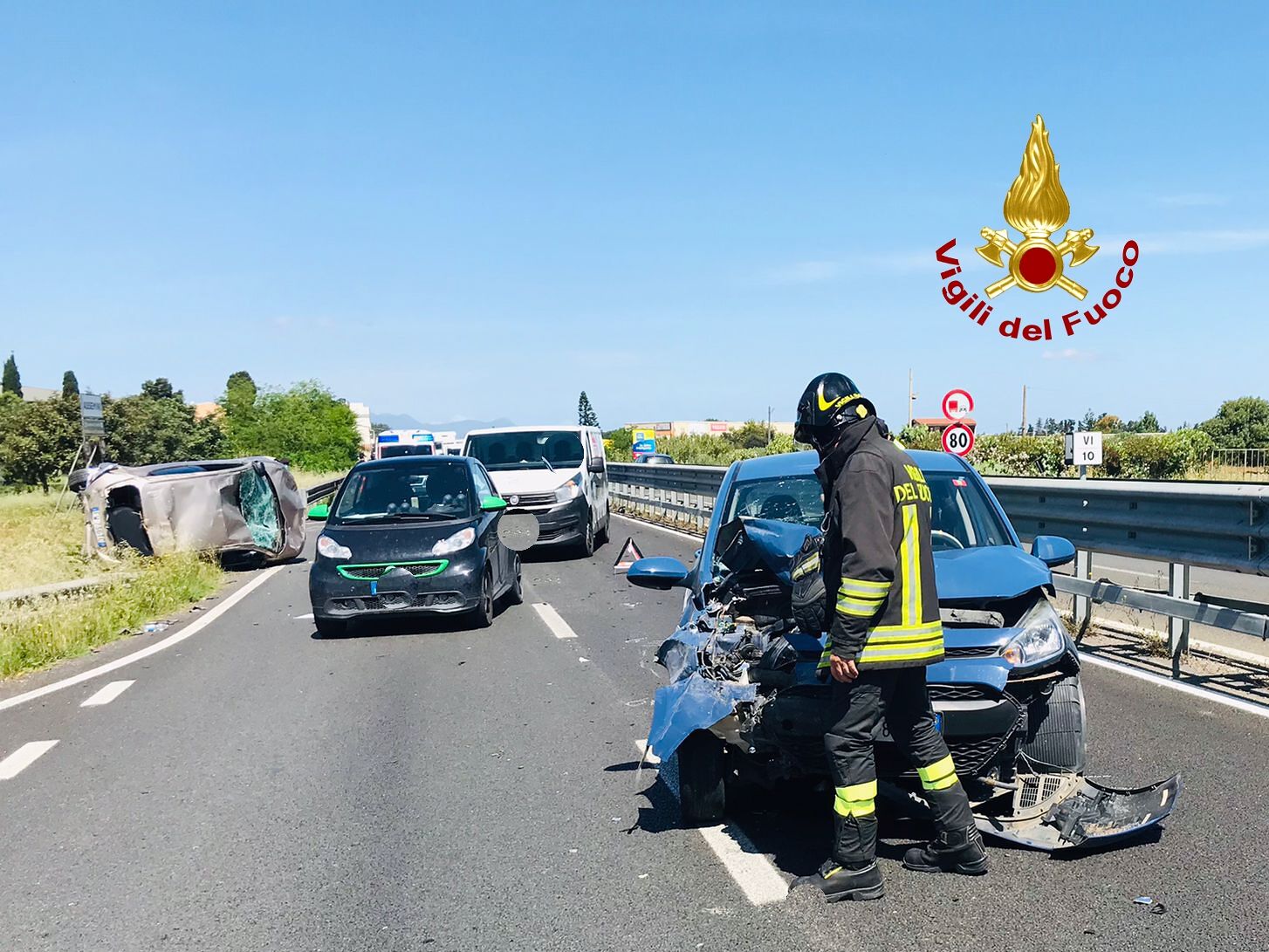Incidente sulla Ss 130, tre auto coinvolte: un ferito estratto dalle lamiere