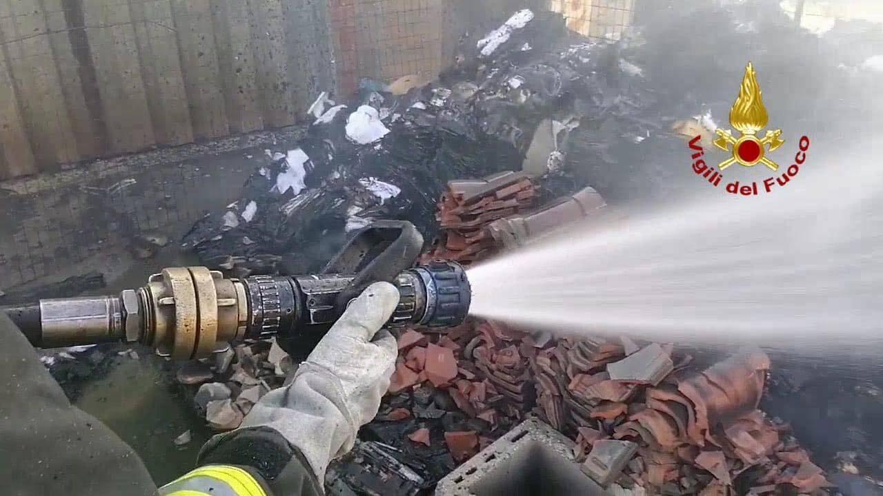 Sestu, incendio all’esterno di un casolare in campagna: fiamme domate dai vigili