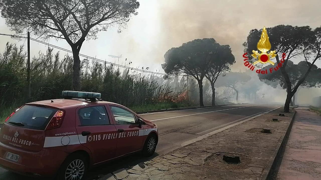 Elmas, vasto incendio alimentato dal vento in via Sulcitana: le fiamme lambiscono alcune strutture