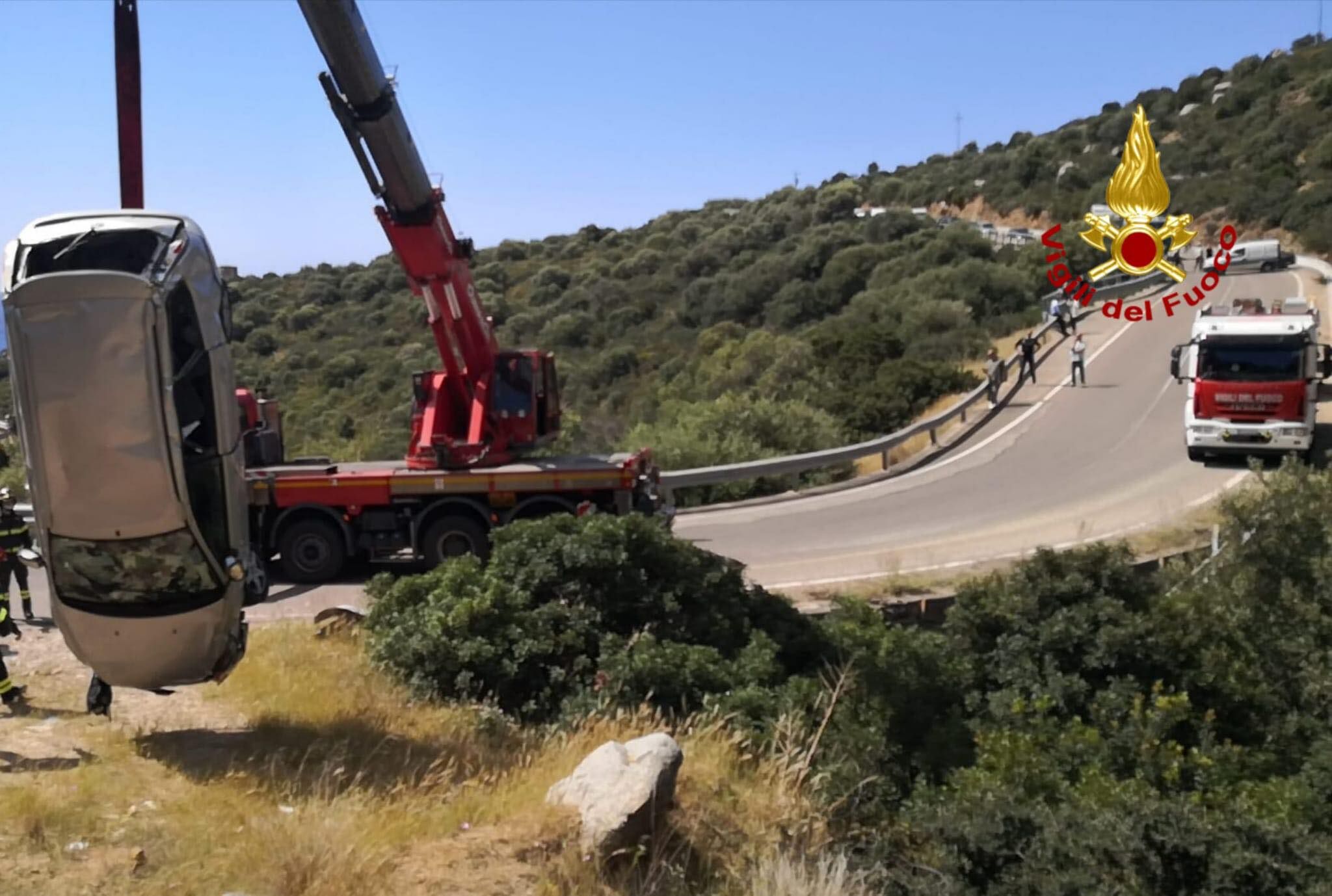 Quartu, auto esce fuori strada sulla provinciale 17 e finisce in un dirupo: illesi gli occupanti