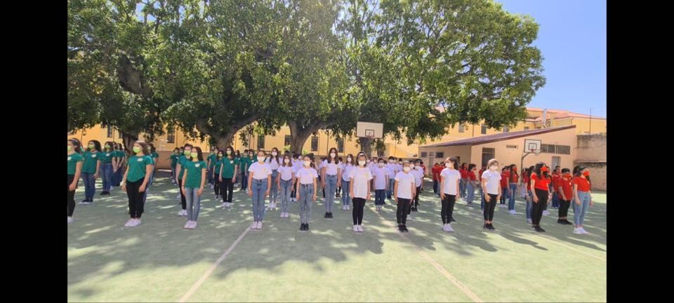 Cagliari, canto vietato per Covid: l’inno nazionale degli studenti scalda i cuori col linguaggio dei segni