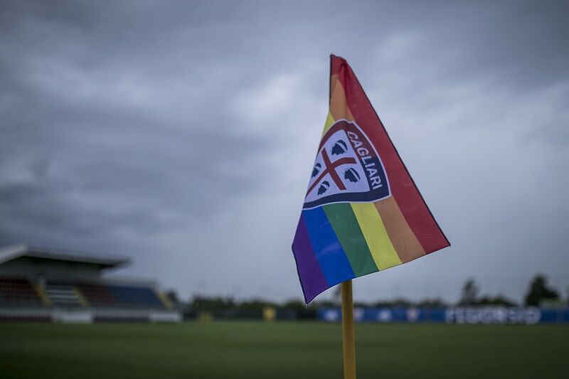 Giornata contro l’omofobia, Cagliari contro il Milan con l’arcobaleno Lgbt nello stemma