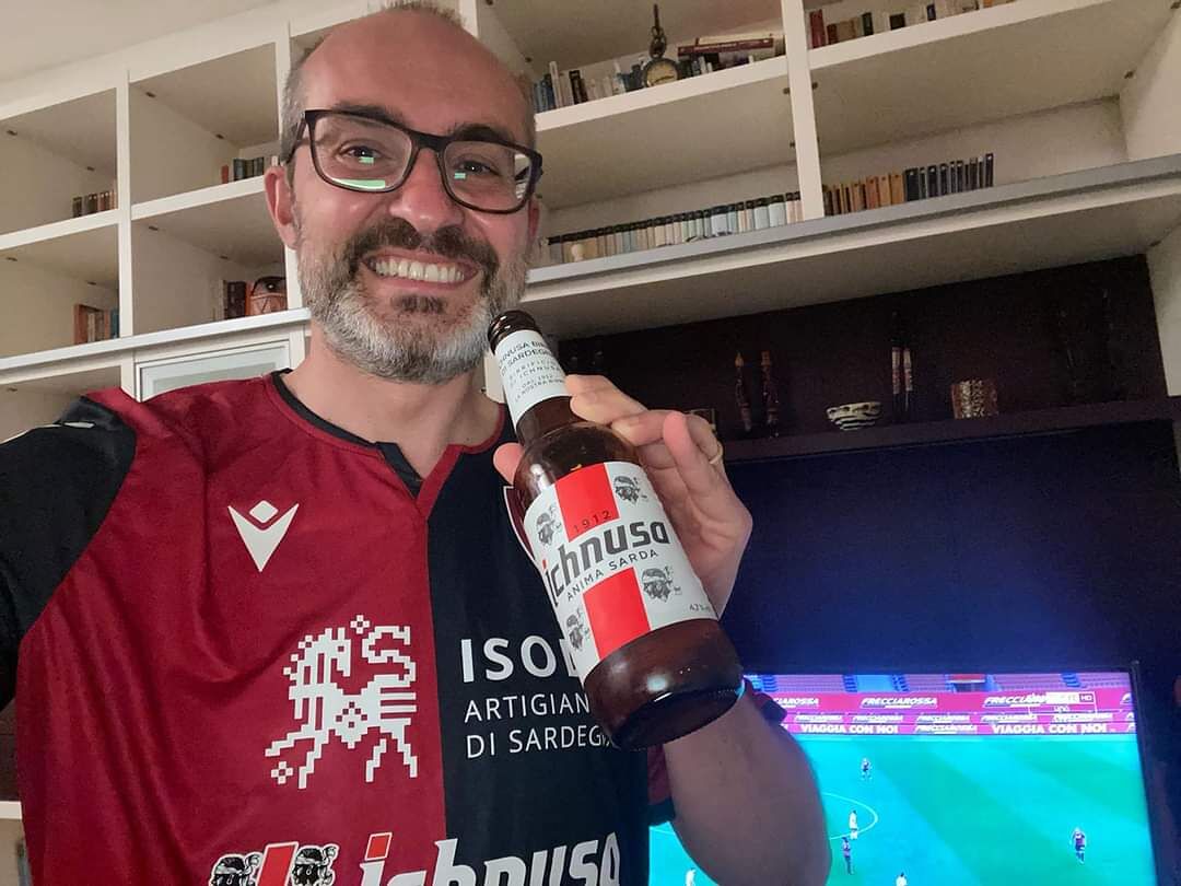 Truzzu festeggia la salvezza del Cagliari, birra e saluto ironico a Mastella