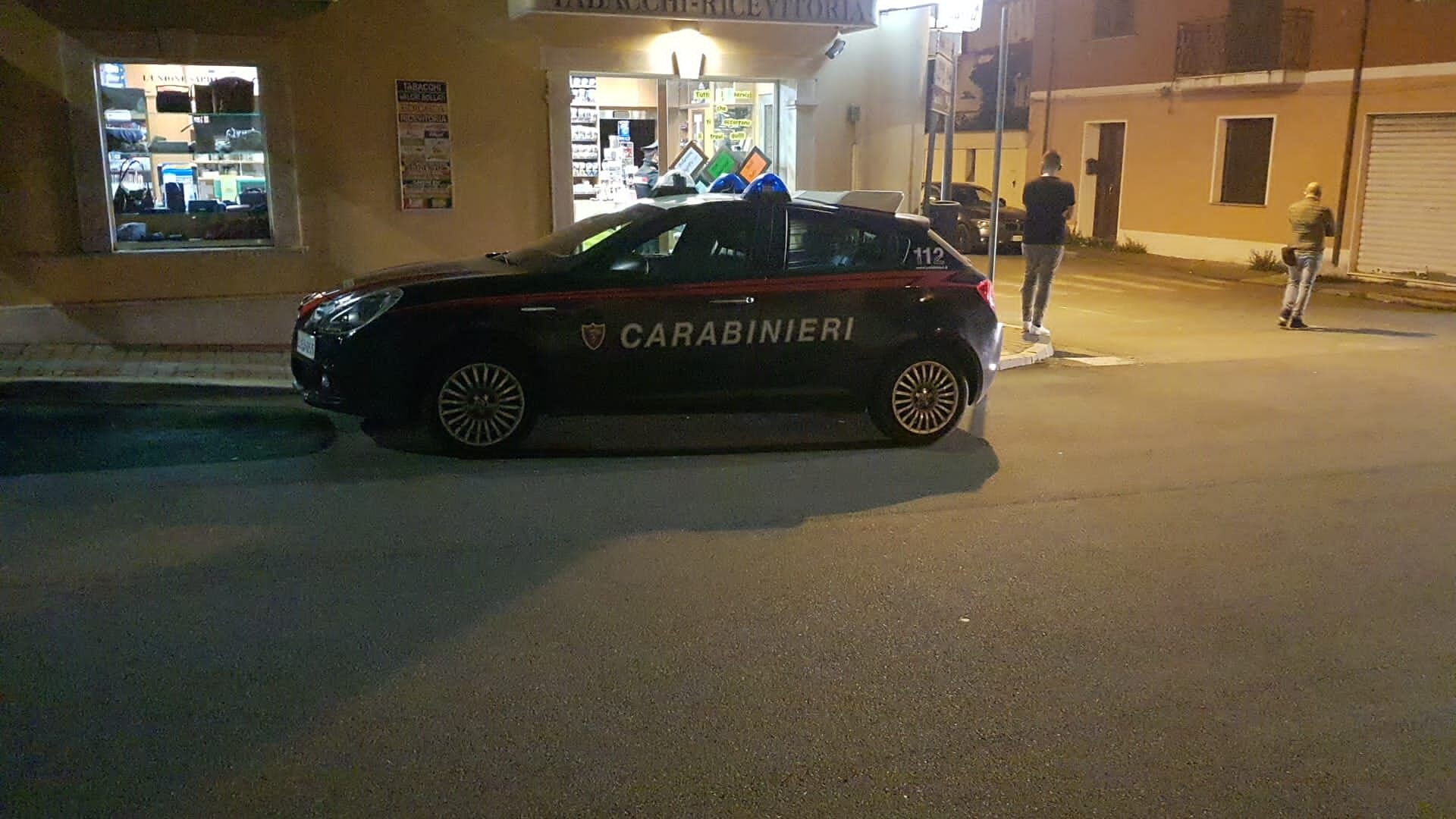 Col volto coperto e armati di pistola svaligiano la tabaccheria di Guspini: banditi in fuga con mille euro