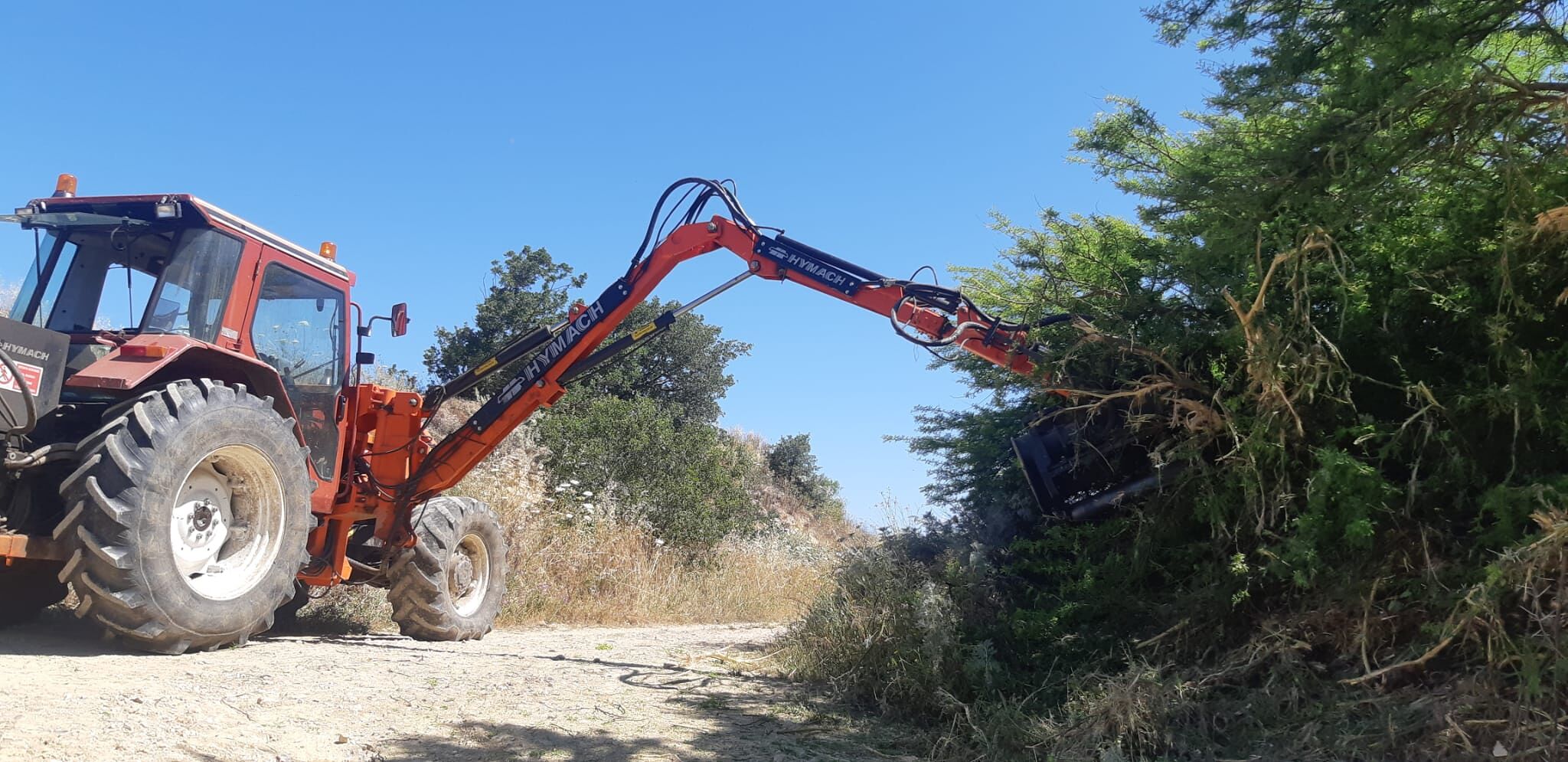 Prevenzione incendi, partito lo sfalcio delle erbe nelle strade esterne della Marmilla