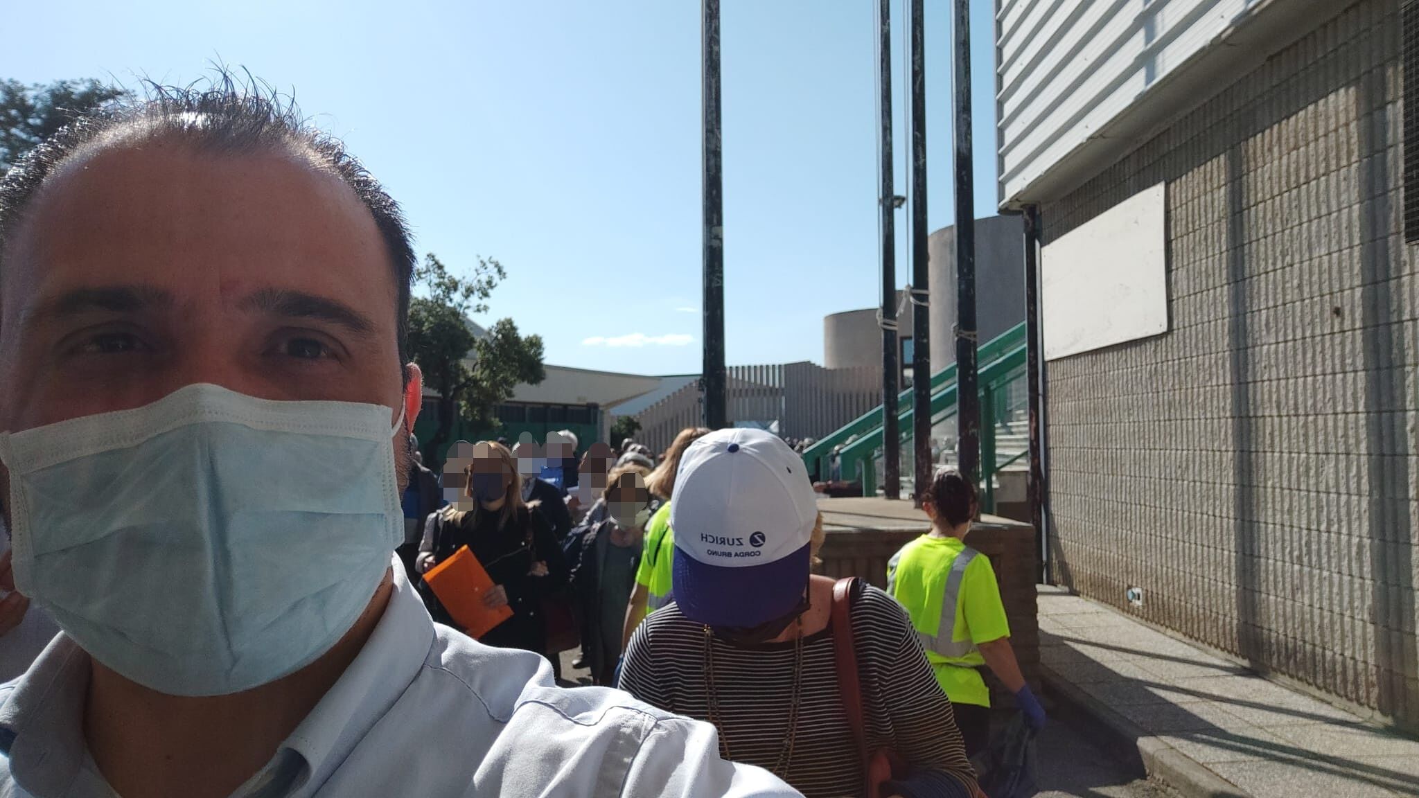 Roberto di Cagliari: “Due ore buttato fuori dalla Fiera con mia mamma malata per il vaccino, tra vento e sole”