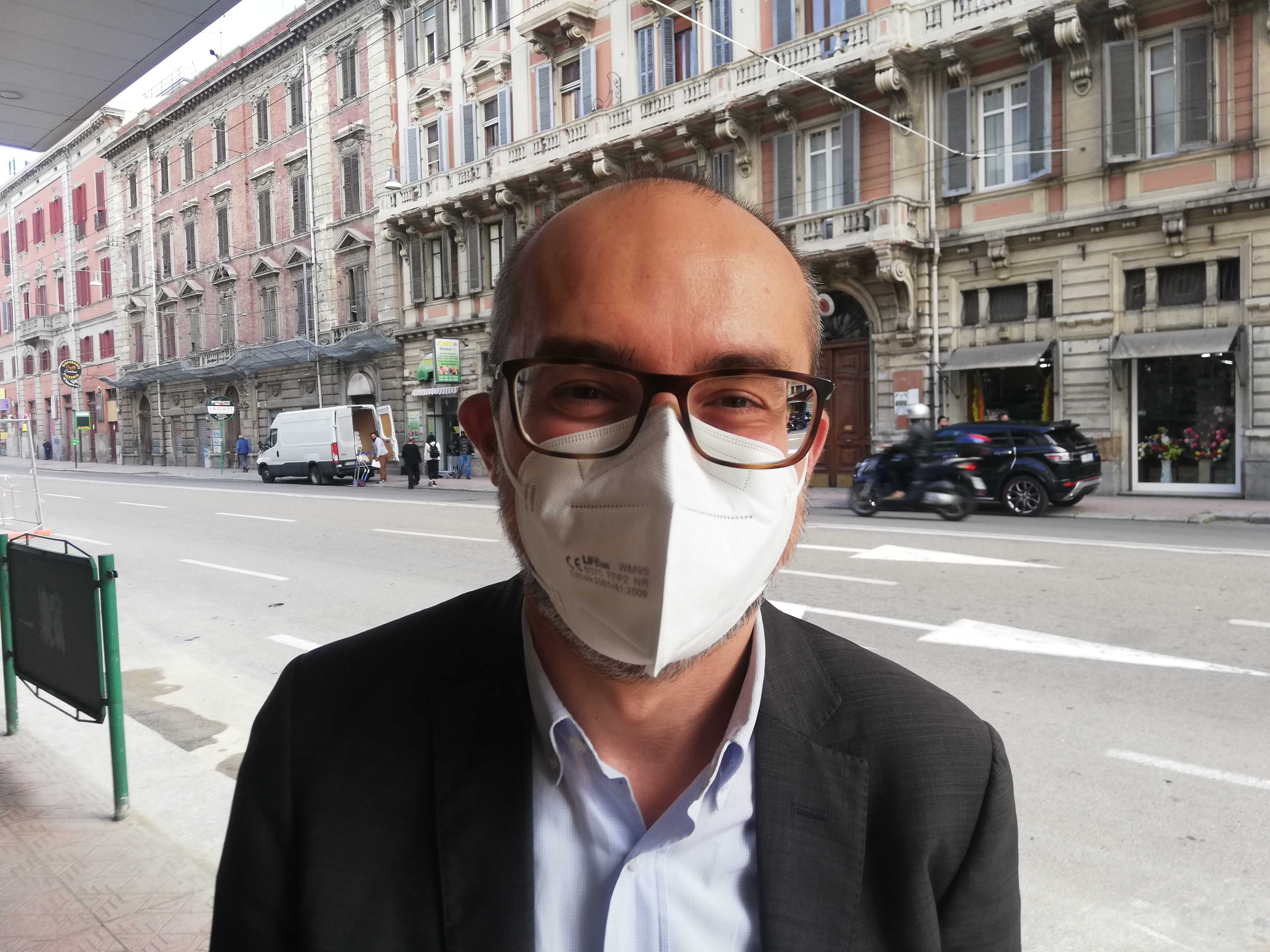 Cagliari, i ristoratori dovranno pagare per i tavolini nelle strisce blu: “Il Comune non può decidere”