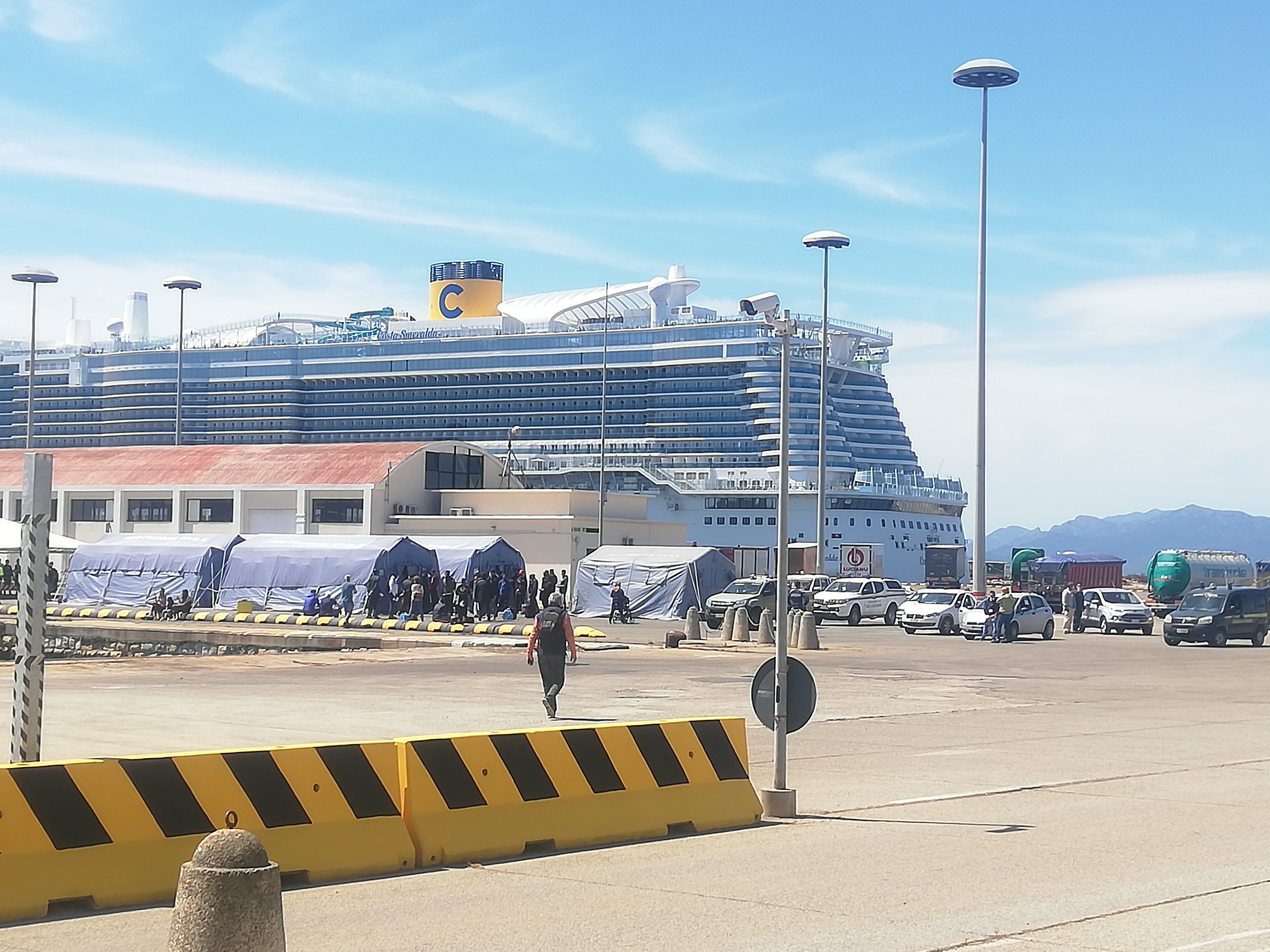 Cagliari, la zona gialla libera i crocieristi: 615 a spasso a piedi in città e a Nora