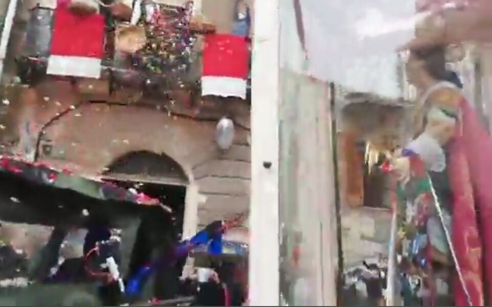 Petali, lacrime e preghiere: la zona rossa non blocca la fede per Sant’Efisio