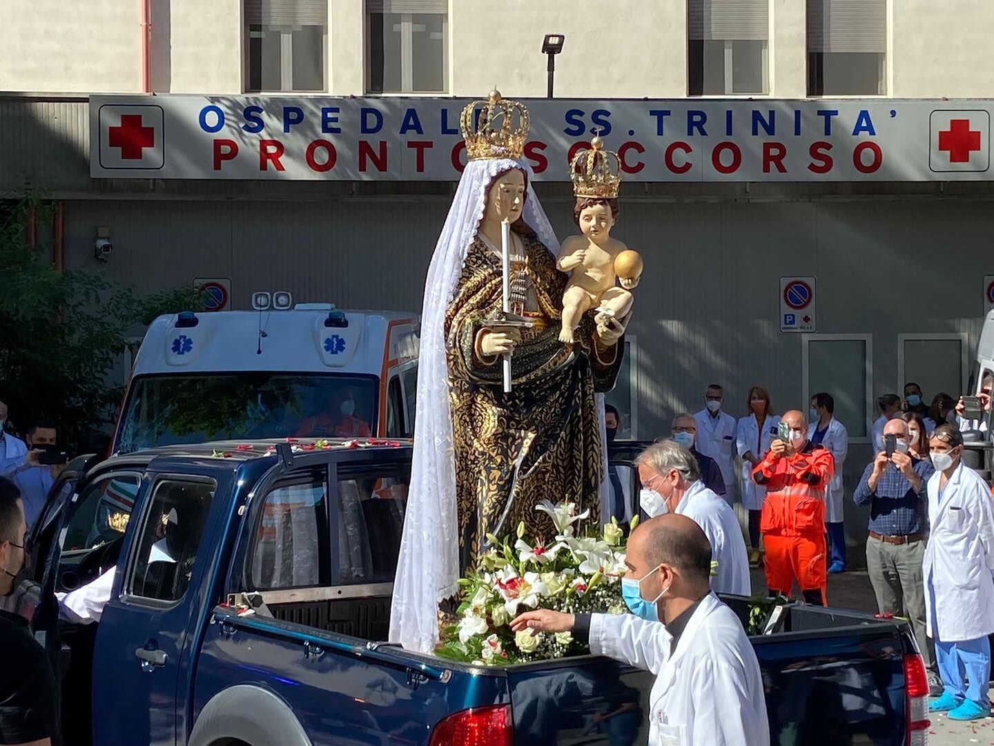 Cagliari, commozione al Ss. Trinità: tra lacrime e petali di rose arriva la Madonna di Bonaria