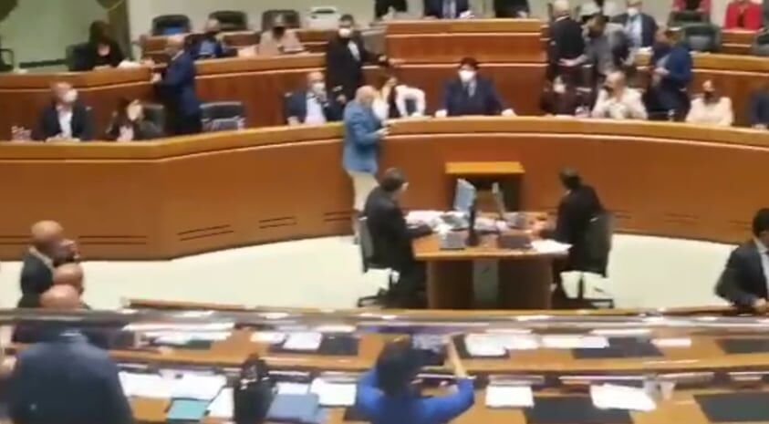Caos in Consiglio regionale, la nuova seduta sullo staff d’oro di Solinas sospesa tra le urla