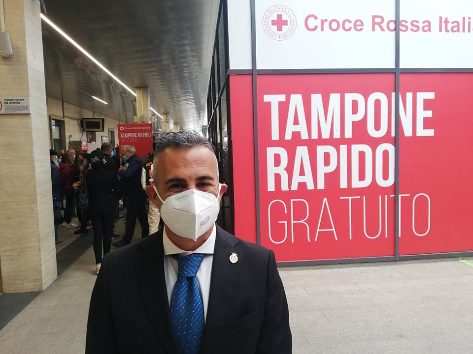 Cagliari, tutti in fila per il tampone rapido gratis alla stazione: “Ne faremo 300 al giorno”