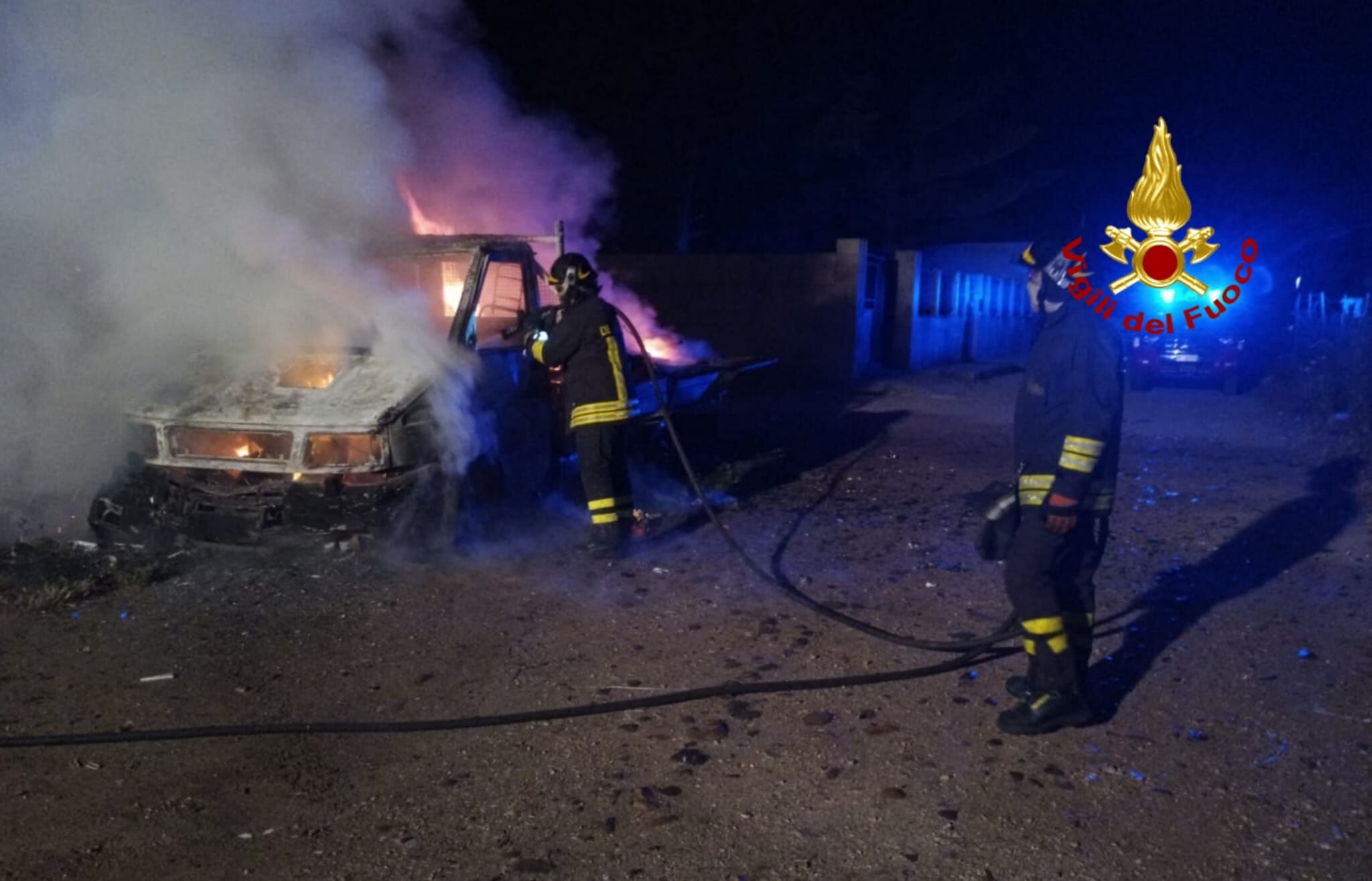 Autocarro in fiamme a Quartu, intervento dei vigili del fuoco nella notte
