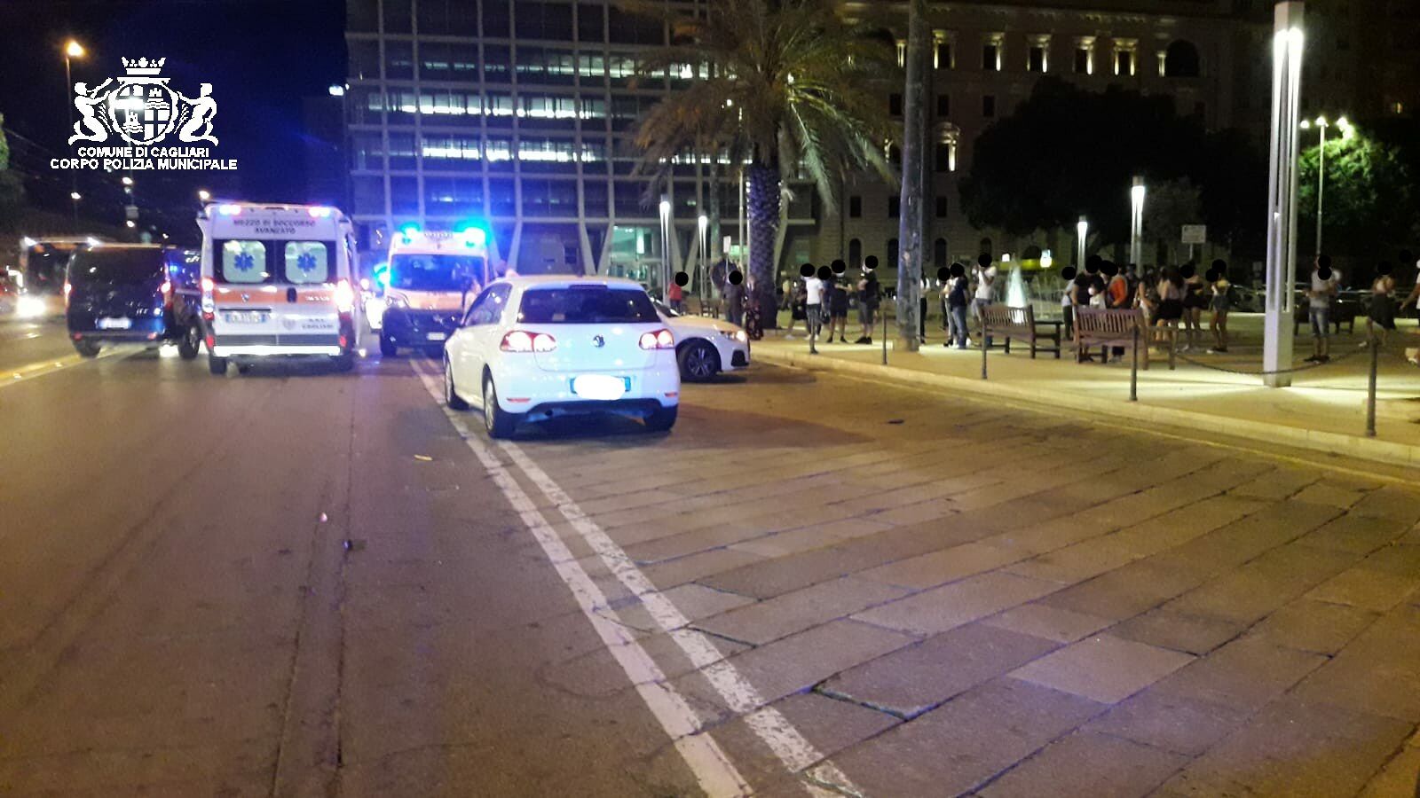 Cagliari, giovane travolta da un’auto in centro: è gravissima in ospedale