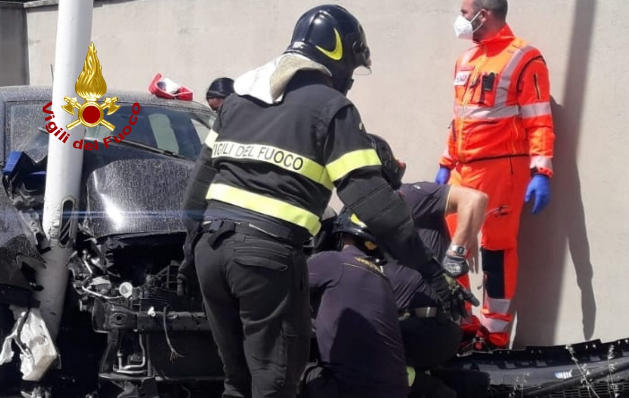 Cagliari, con l’auto contro un muro in via Mercalli: feriti un uomo e una donna