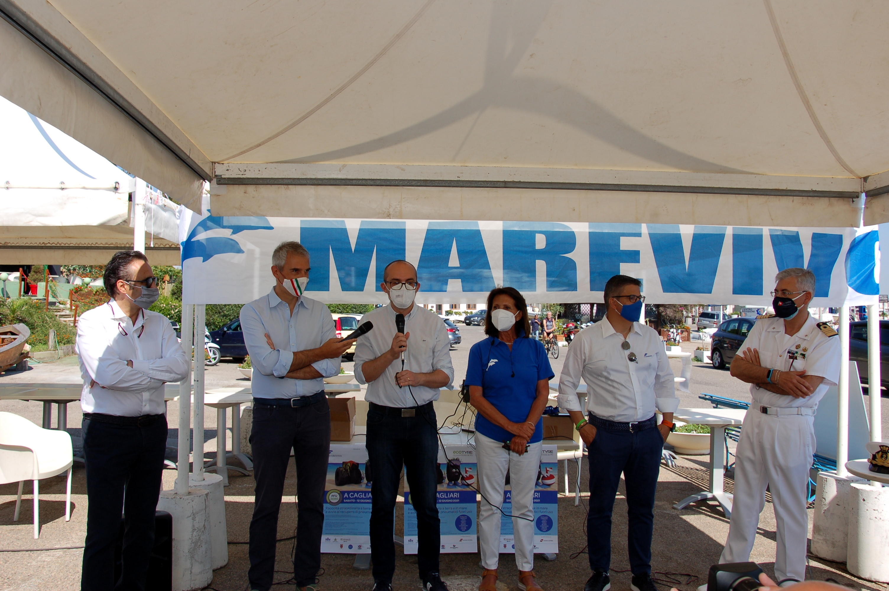 Sbarca a Cagliari “PFU Zero sulle coste italiane”, dal fondale di Marina Piccola spuntano i vecchi pneumatici