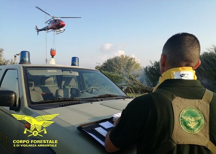 Vasto incendio nelle campagne di San Basilio, elicottero sul posto